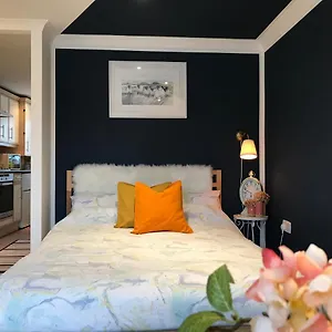 The Shades Of Olives Apartment